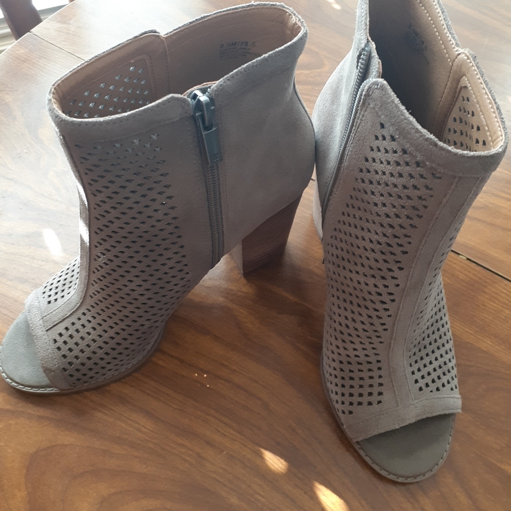 Lucky Brand Peep Toe Booties Sz 8.5 Nude color New without Box